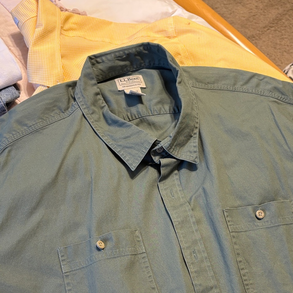 L.L. Bean Men's Olive button down casual Shirt☘️HP